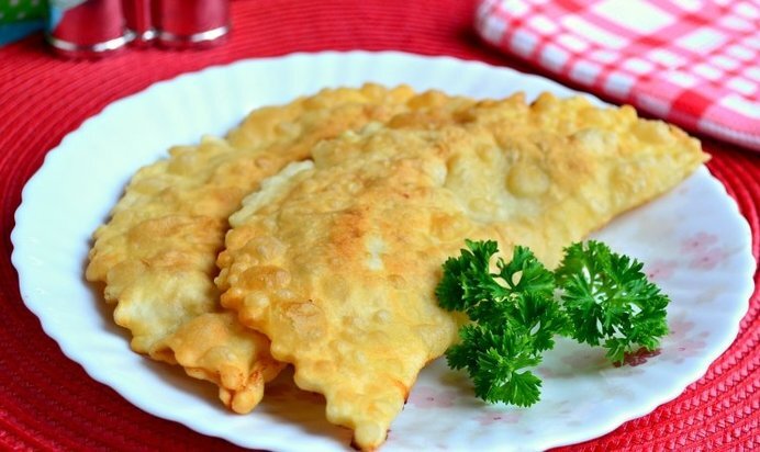 Ингредиенты: 
● 3 ст. муки (у меня 2,5 ст.)
● 3/4 ст. воды
● 1 желток
● 1/3 ст. раст. масла
● 0,5 ч.л. соли

Приготовление:

Желток положить в стакан и долить воды что-бы получилось 3/4 стакана,Туда же высыпать соль и перемешать
Яичную смесь постепенно лить в муку, одновременно размешивая вилкой. Муки я взяла 2,5 стакана, получилось как раз! Мешаем, мешаем до хлопьев. Теперь вливаем масло и замесим тесто (месить не долго)
Положим в пакет на 30-40 минут. Тесто получается слегка слоеным. Разделим тесто на 10-12 кусочков.
Дальше как обычно: раскатываем тонко. Выкладываем начинку (200 г фарша, лук, соль, перец, вода). Защипываем хорошо, чтобы они не раскрылись при жарке. Можно края обрезать. Жарим на среднем огне с двух сторон до золотистой корочки. Выкладываем на салфетку. Очень вкусно! Как в горячем, так и в холодном виде! Это удивительно!
