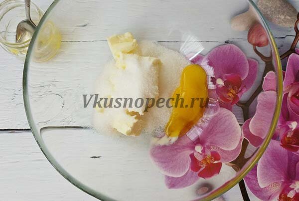 В чаше миксера соединяем масло, сахар и мед. Сливочное масло достаем заранее, чтобы оно стало очень мягким. Массу взбиваем миксером минут 5.