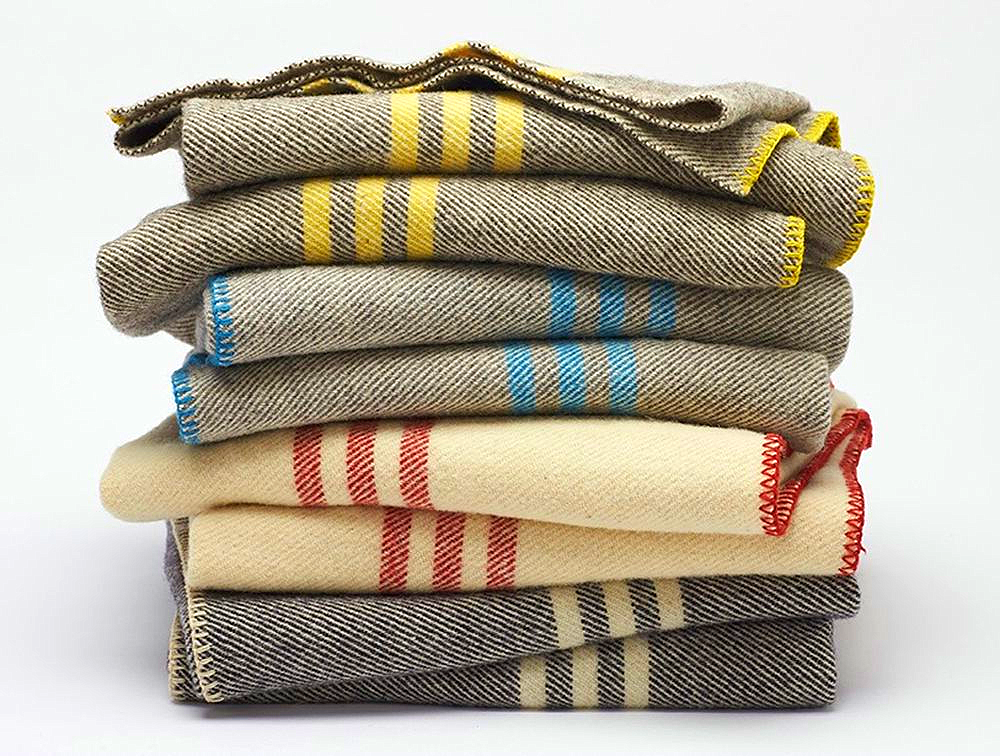 Шерстяные одеяла, сложенные в стопку