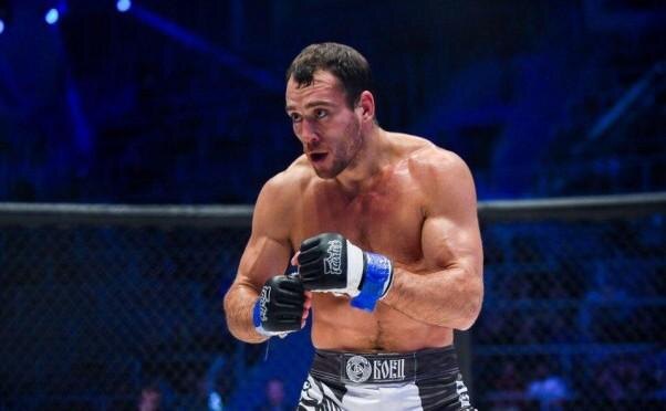 Несколько мгновений назад на турнире UFC в Москве  завершился первый бой основного карда, в котором действующий чемпион  M-1 в полусреднем весе Алексей Кунченко победил опытного бразильского  бойца Тиаго Алвеса единогласным решением судей.