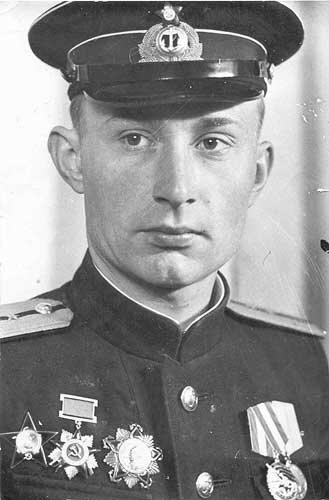 Кавалер ордена Нахимова II степени капитан-лейтенант Моряхин Н.С. (дивизион торпедных катеров, КБФ). Снимок выполнен в 1944 году.