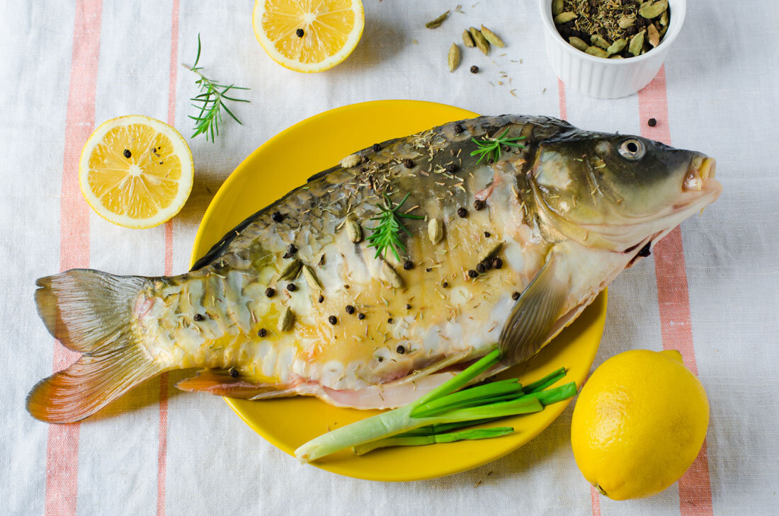 Карп, запеченный с лимоном и грибами