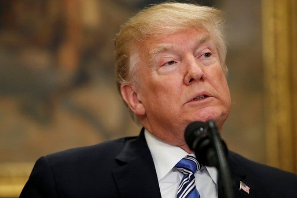 В одном из выступлений Трамп окрестил свою победу на президентских выборах «худшим, что случалось с Россией». Пока звание худшего американского президента для нас носит Рональд Рейган, при котором в Советском Союзе начались социально-экономические изменения, ставшие причиной распада страны. У Трампа и Рейгана много общего: оба республиканцы, оба заняли Белый дом в ранге старейшего президента (Рейгану было 69, Трампу – 70), обоим противостояла самая большая в мире страна, считающая, что может на равных бороться с Америкой.
