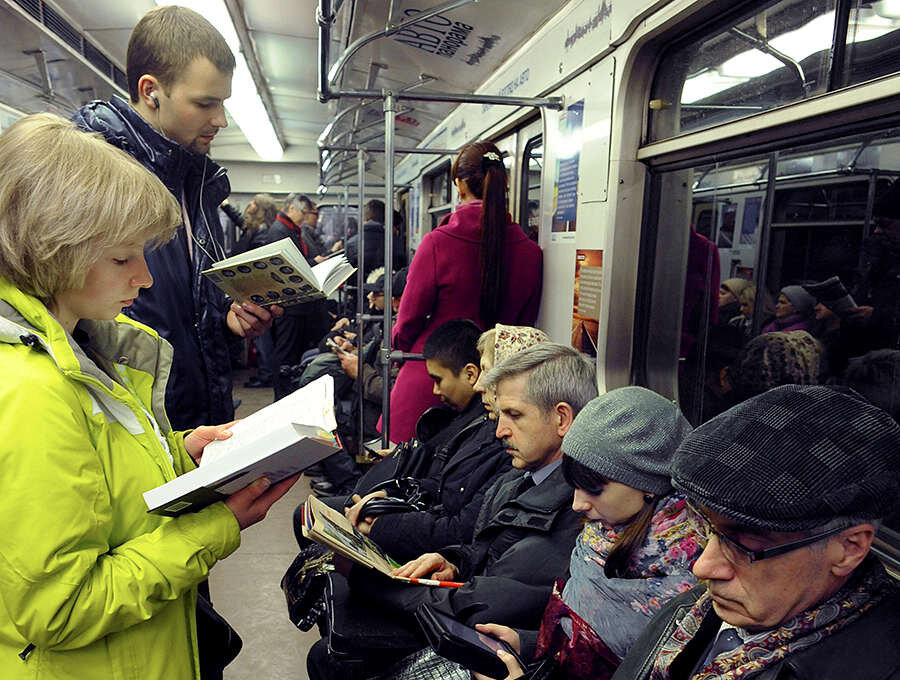 С книгой в метро