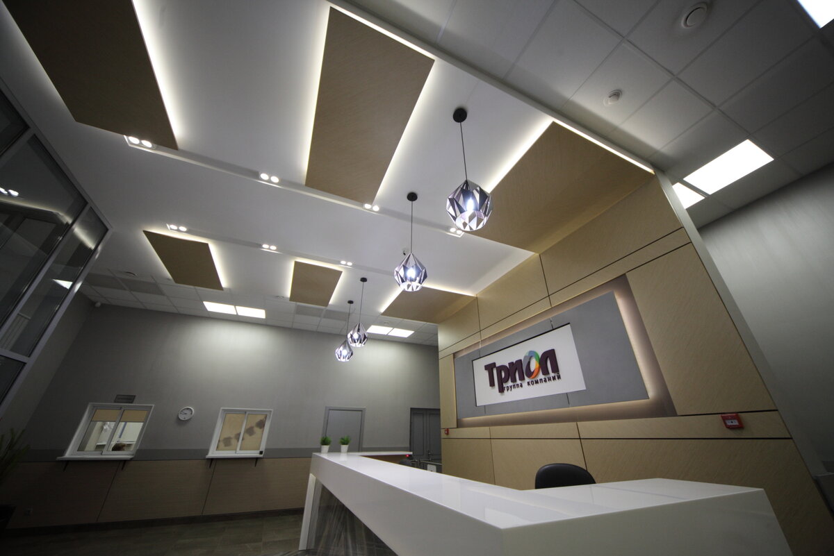 Зона ресепшн для посетителей склада. Комбинация подвесных светильников, светильников отраженного света и спотов создает комфортное освещение и для сотрудников, и для посетителей.