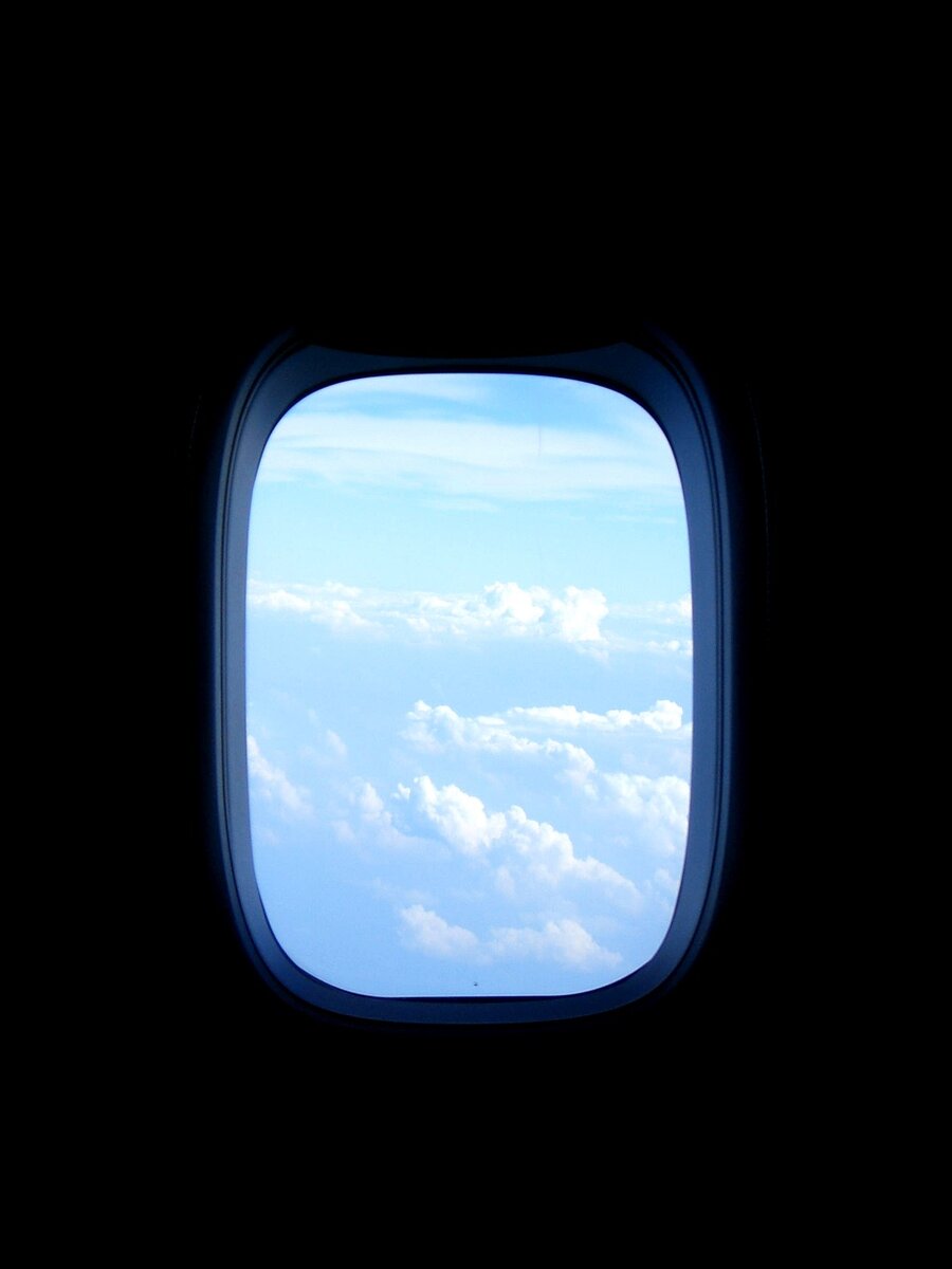 Зачем на самом деле нужно поднимать шторки иллюминаторов в самолёте
