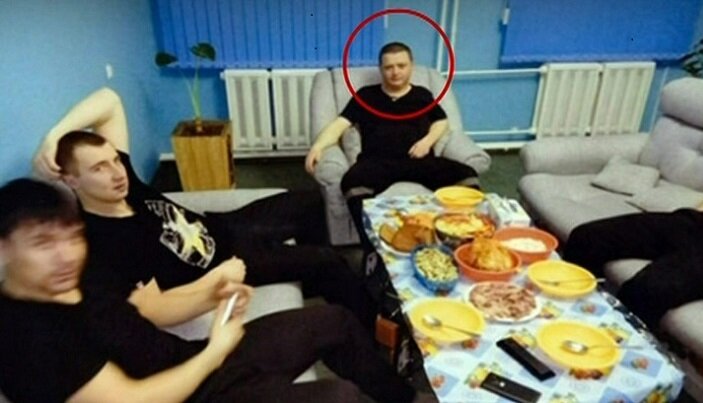 Убийца обедает в тюрьме.