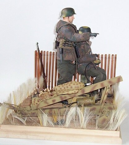 "Красная шапочка" в руках солдат Вермахта. Модель.