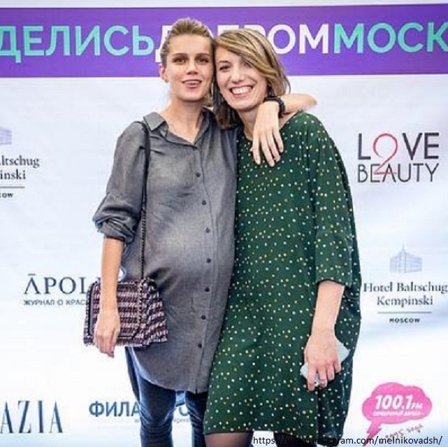Беременная Дарья Мельникова с подругой