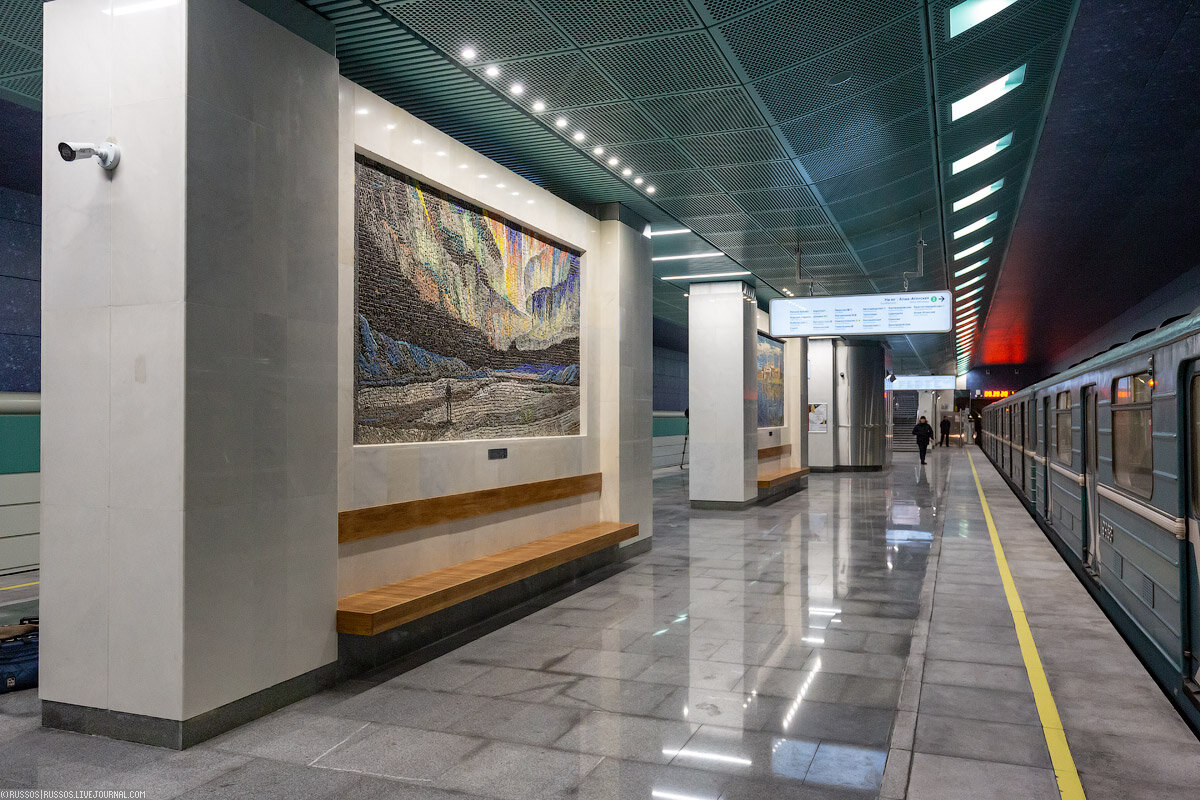 1. Пока нет пассажиров можно поснимать саму станцию. Потрясающий контраст с унылой станцией «Ховрино».

