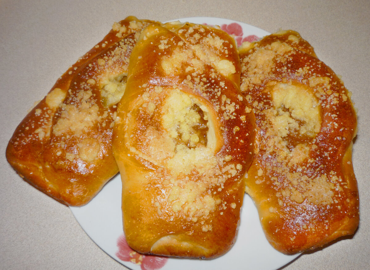 Булочка с яблочной начинкой