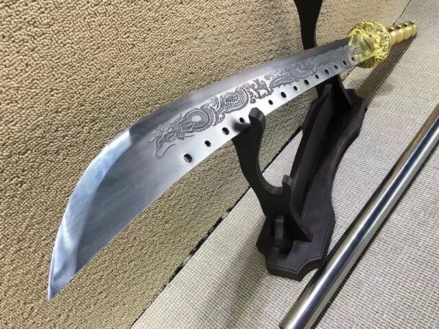 Современный меч дадао с гравировкой и позолоченной рукояткой.