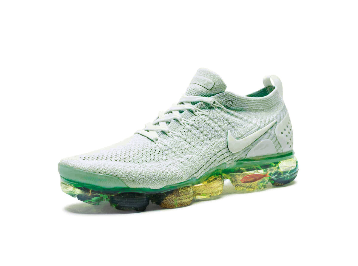 Как утверждают создатели, рыбкам не грозит ничего страшного: под стельками находится отверстие с пробкой, через которое можно их подкармливать. А сама подошва оснащена системой трубок и клапанов, обеспечивающих циркуляцию воздуха в аквариуме при ходьбе.