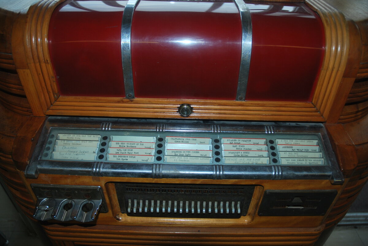 Первые Jukebox были фонографами и были оборудованы монетоприемниками