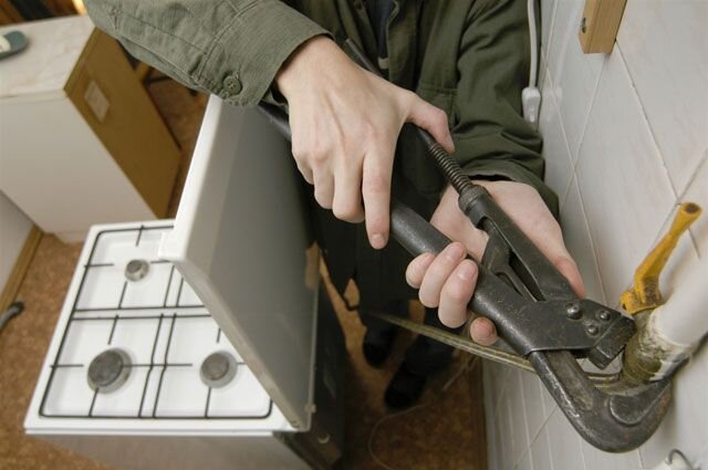 Жильцам запрещено самостоятельно подключать, ремонтировать и менять газовое оборудование. За это оштрафуют.