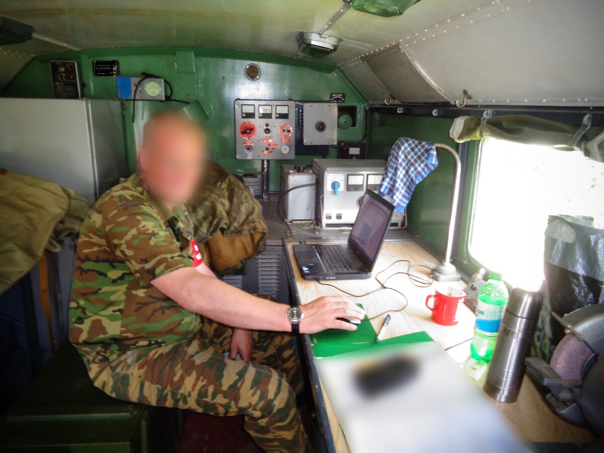 На фото: гражданский персонал ВС за работой...