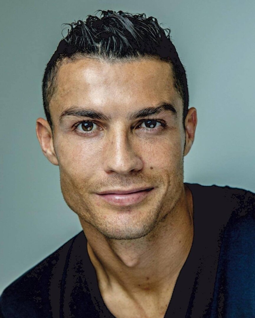 В футболе принято считать, что после 30 лет карьера игрока идёт на спад, его физическая форма ухудшается и он теряет многие навыки. Но то, что Криштиану Роналду делает прямо сейчас – называется разрушением мифов. Да, его игра уже не строится на дриблинге, обводках, финтах, однако это ни чуть не повлияло на его футбольные достижения: после 30 лет Криштиану завоевал 11 командных трофеев, в числе которых самый важный для него – Евро-2016. А также побил не считанное количество рекордов и множество индивидуальных наград, включая 2 "Золотых мяча".  
Недавно сам Криштиану рассказал о том, что для него значит возраст: «Возраст находится в голове. Сейчас я получаю не меньшее удовольствие от того, что делаю. В какой-то степени да, я чувствую, что физически ослабеваю. Но когда вы смотрите на статистику, вы видите, что я всё ещё невероятно выступаю. Цифры хороши и они никогда не лгут. Я всё ещё наслаждаюсь собой, так что не задаюсь лишними вопросами».

Ежегодно люди горюют, что Криштиану становится старее. Но всё это время он переписывает историю и прикладывает максимум усилий, чтобы быть в идеальной физической форме, которой позавидуют многие молодые. Поэтому самое время забыть о цифре в паспорте и начать наслаждаться, как делает это сам португалец. Второго такого игрока никогда не будет.

Наконец, прикрепим статистику Криштиану Роналду после того, как ему исполнилось 33 года, чтобы окончательно убедиться в его феномене: 

▪Матчей – 54
▪Голов – 49
▪Ассистов – 13
▪Хет-триков – 3

Криштиану Роналду, как дорогое вино, с каждым годом только лучше. Поздравляем его с этим праздником!
