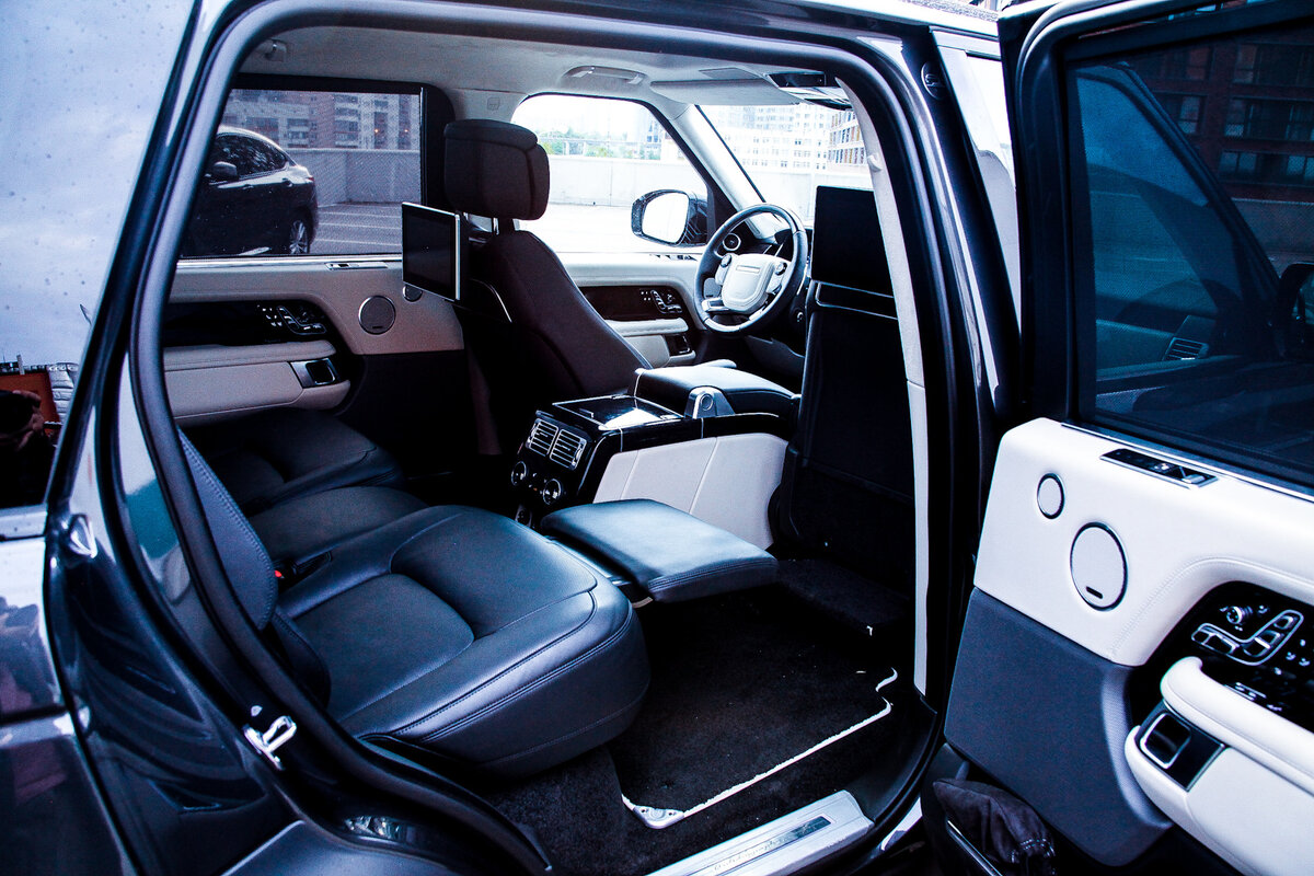 Правое кресло второго ряда раскладывается даже больше, чем в шезлонг. Подножка позволяет устроиться максимально удобно.