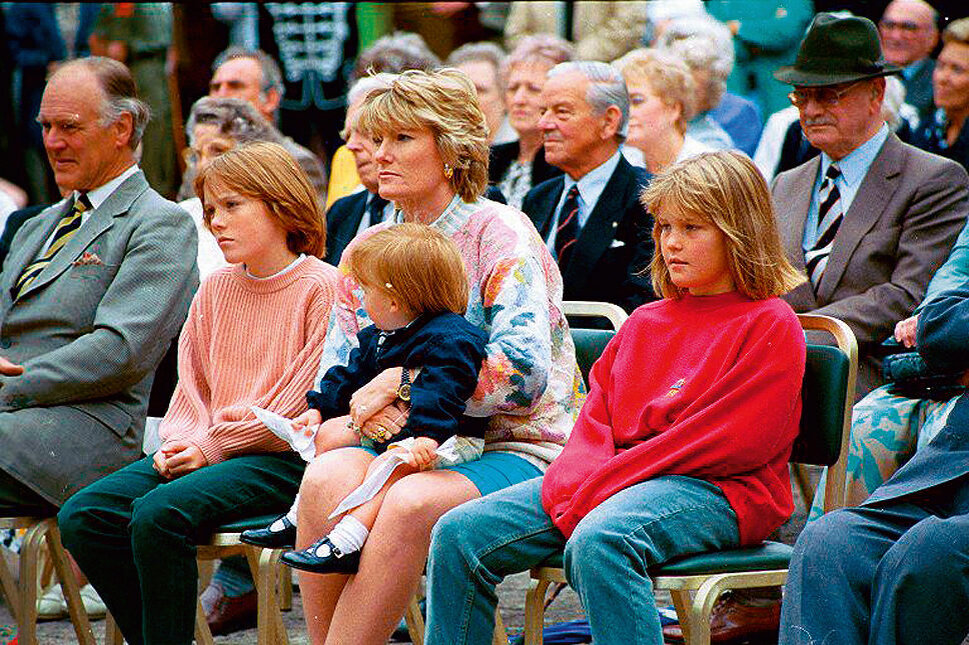 С МАТЕРЬЮ И СЕСТ­РАМИ ЭДВИНОЙ И ТАМАРОЙ НА ВЫСТУПЛЕНИИ СВОЕГО ОТЦА, 1992.