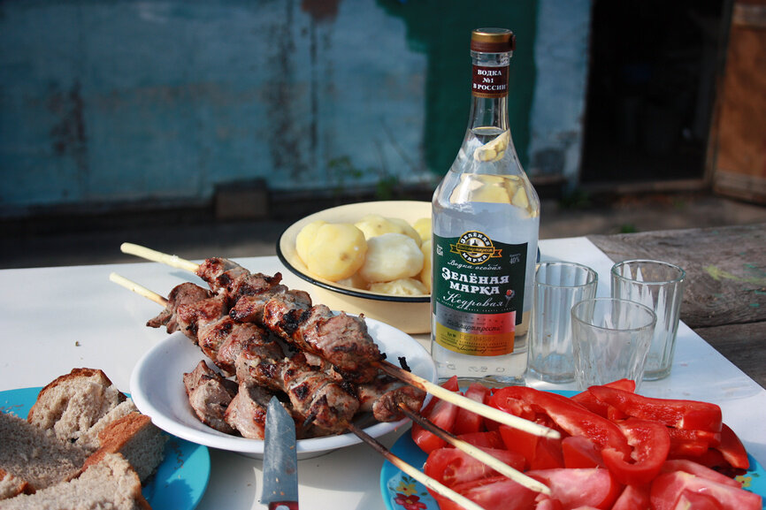 Выглядит очень вкусно. Но злоупотреблять жареным мясом и алкоголем нельзя.. // Фото: yaplakal.com