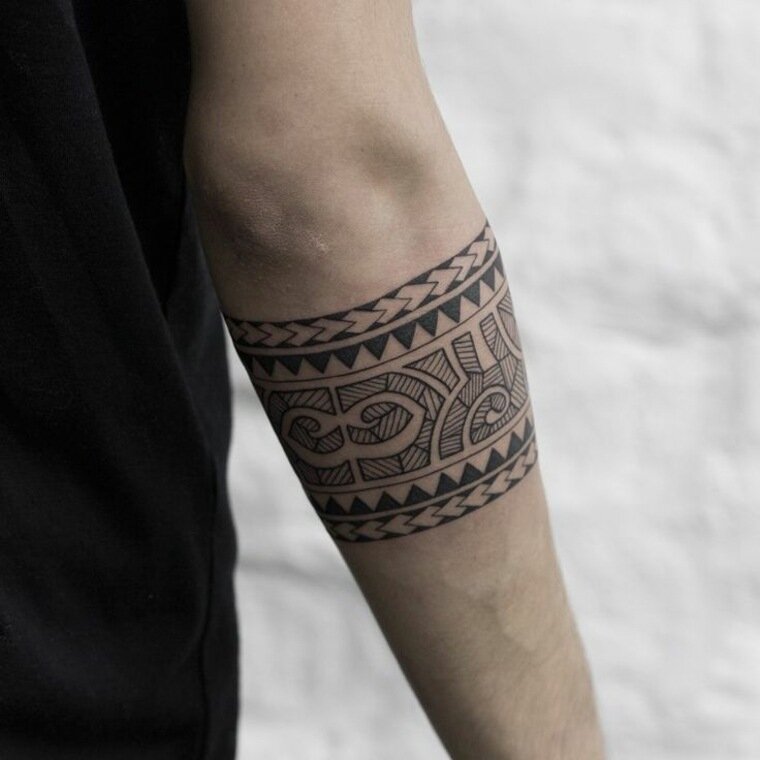 Татуировка маори , является частью семьи так называемых этнических татуировок .