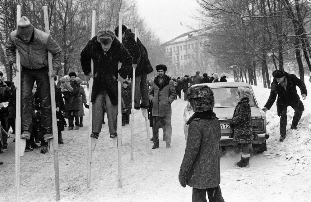 Ходули на Масленице. Владимир Воробьев,  10 марта 1984 года, г. Новокузнецк, из архива МАММ/МДФ.
