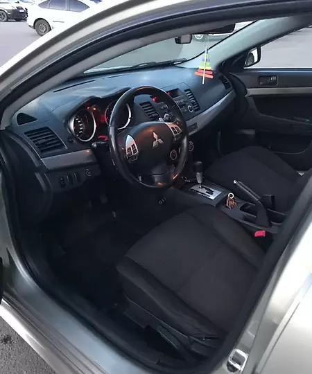 При 170 000 км подушка водительского кресла уже продавлена, а валики боковой поддержки утратили свою форму. При этом ткань обивки засалилась.