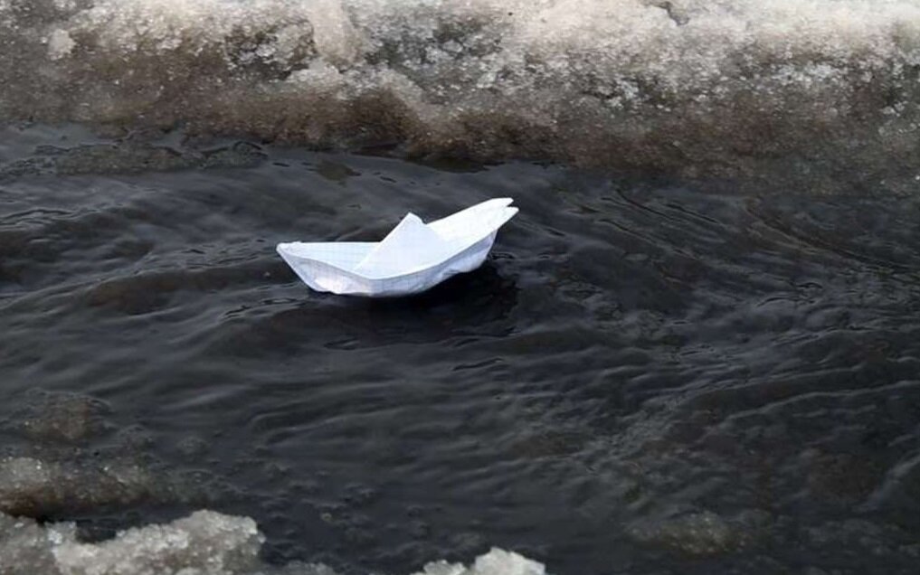 Кораблик из бумаги я по ручью пустил. Бумажный кораблик в ручейке. Кораблик в ручье. Бумажный кораблик. Бумажный кораблик весной.