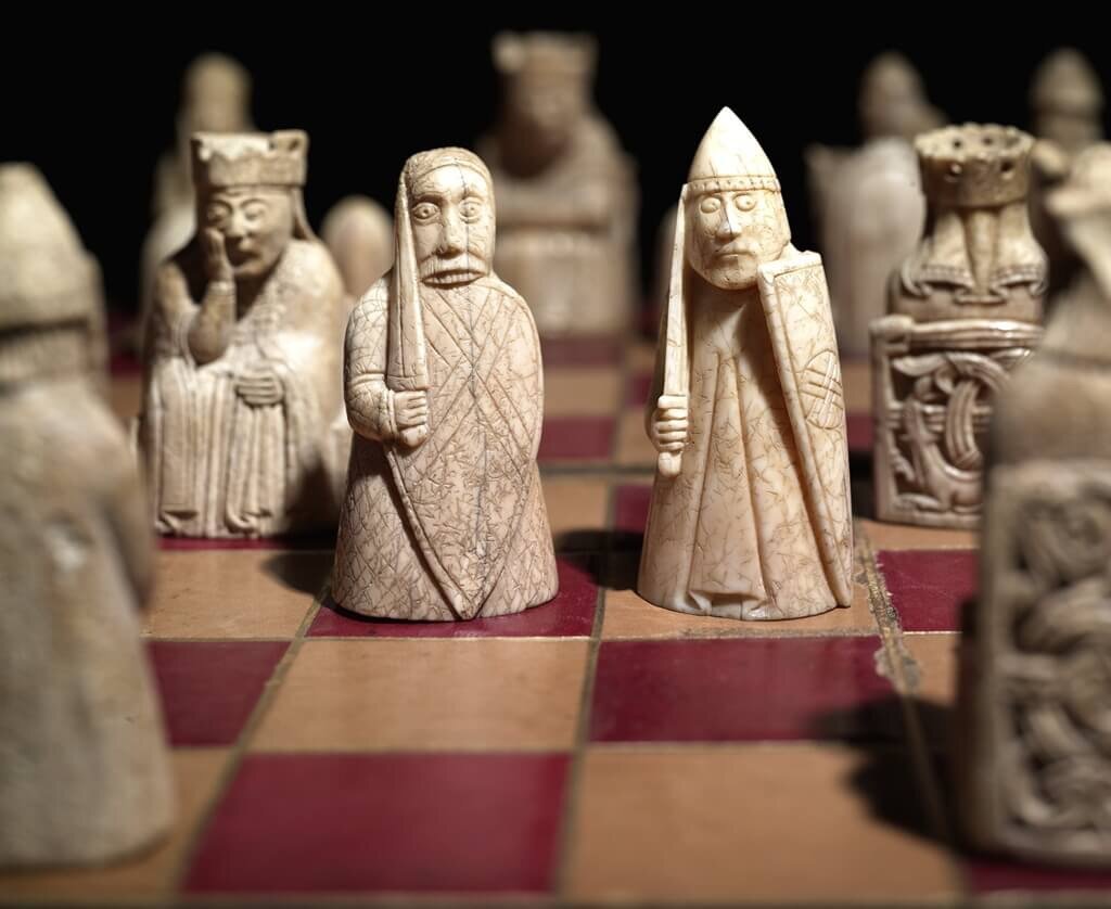 Игра в шахматы существует уже полторы тысячи лет. В нее играют в любом уголке земного шара, поэтому существует несколько вариантов игры. Они незначительно отличаются друг от друга, основные правила везде одни и те же, цель игры неизменна — поставить королю соперника мат. 
Считается, что шахматы произошли от известной в Древней Индии игры чатуранги. До наших дней все правила игры не сохранились, но известно, что в чатуранге использовались такие фигуры, как раджа (или король), ходы им осуществились таким же образом, как в современных шахматах. Разница лишь в том, что в древней игре не было рокировок. Советник, он же ферзь, ходивший лишь на одно поле по горизонтали, конь и ладья, называемая колесницей, двигались аналогично современным правилам, пешки могли перемещаться только на одну клетку вперед. Кроме того, в чатуранги присутствовала фигура слона, но о правилах ее перемещения сложно судить однозначно, так как разные источники описывают разные схемы.

Известно главное отличие древнеиндийской игры от современных шахмат. В чатуранги могли принимать участие четыре игрока, использовались черные, зеленые, красные и желтые фигуры.

Существует интересная легенда о возникновении игры в шахматы. Однажды Раджа устал от походов и завоеваний и приказал придумать для него новую забаву, на что дал три дня и три ночи. Многие пытались удивить и заинтересовать Раджу, но все попытки были безуспешны. В один из дней во дворец пришел брамин, он принес с собой доску, разрисованную в клетку, и деревянные фигуры. Игра очень понравилась правителю, а крестьянин попросил простую награду — зерна пшеницы, но их количество должно увеличиваться вдвое с каждой клеткой. Если на первую клетку Раджа кладет одно зернышко, то на вторую два, на третью — четыре и так пока не будет заполнена вся доска. Сначала правитель посмеялся над крестьянином, но позже понял, что такого количества зерен нет на всем белом свете. (Приложив немного усилий, можно посчитать, что всего получилось восемнадцать квинтиллионов четыреста сорок шесть квадриллионов семьсот сорок четыре триллиона семьдесят три биллиона семьсот девять миллионов пятьсот пятьдесят одна тысяча шестьсот пятнадцать зерен или, говоря проще, примерно тысяча двести триллионов тонн). Не имея возможности отблагодарить брамина, как тот желал, раджа отдал ему все свои запасы пшеницы.

Согласно другой версии этой же легенды, во дворец пришел Шах с деревянными фигурками, чему Раджа возмутился, ведь все остальные приносили ему золото. Шах объяснил правителю, что в данном случае золото заключается в мудрости. Игра понравилась Радже, в первой партии он потерпел поражение, но в последующих тщательно обдумывал каждый ход и побеждал. Раджа кричал «шах!», когда угрожал королю противника, что в переводе с персидского и означает «король», когда одерживал верх, он говорил «шах мат!», это можно перевести как «смерть королю», так и появилось название игры.

Из Индии игра попала на запад и на восток. Были обнаружены персидские летописи, в которых рассказывается, как народ Индии преподнес подарок в виде шахмат персидскому царю в шестом веке. Далее игра дошла до стран Юго-Восточной Азии, где также претерпевала свои изменения. В восьмом века игра стала известна в завоеванной арабами Испании.

На Руси шахматы появились так же в восьмом веке. Сначала об игре узнали на Кавказе от персов, а затем и во всем государстве.

Только в пятнадцатом веке шахматы приобрели тот вид, который известен нам сейчас. Но все равно, в некоторых местах остались свои причудливые правила.