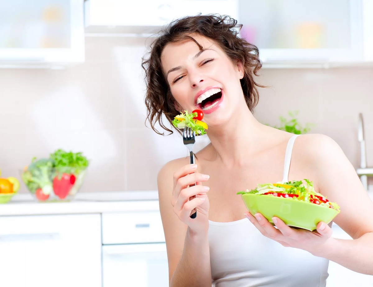 Съесть улыбаться. Еда на женщине. Девушка ест овощи. Девушка ест салат. Девушка с едой.