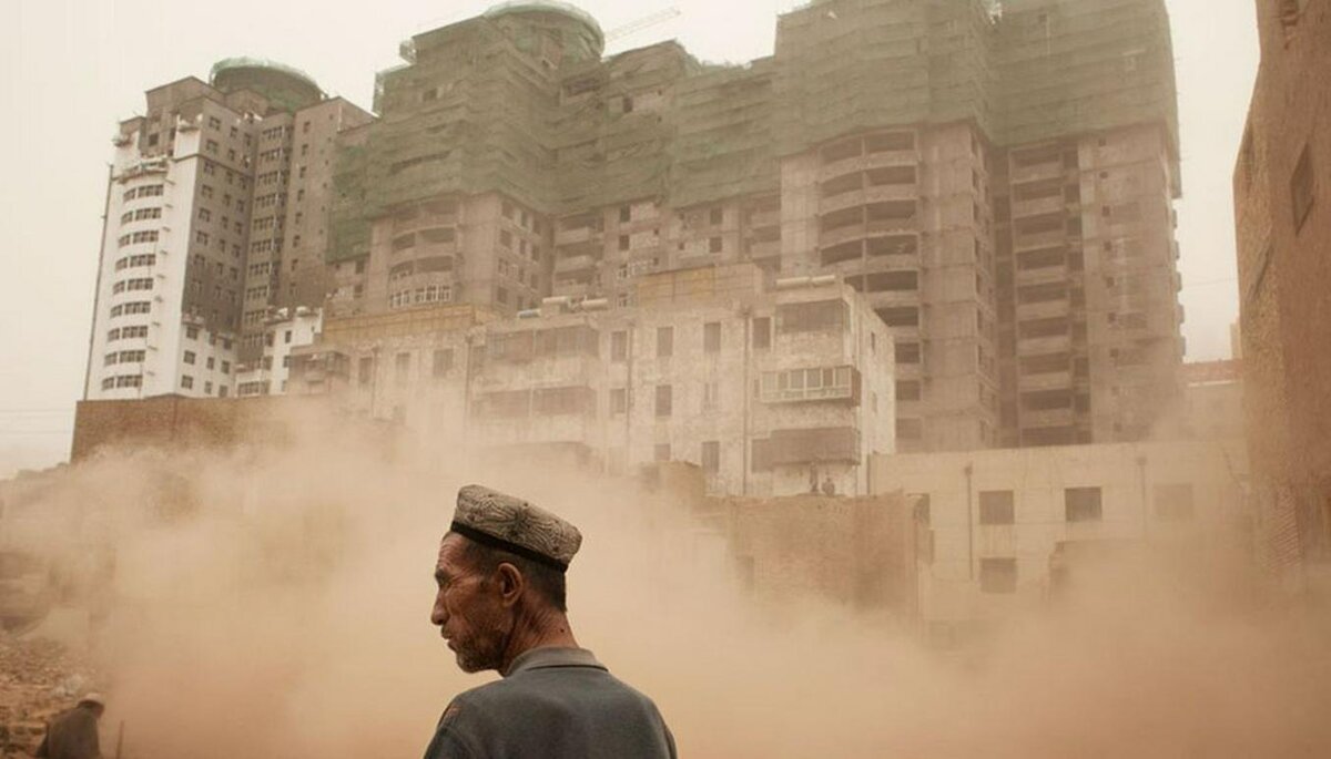 СНОС СТАРЫХ ЗДАНИЙ НА ФОНЕ НОВОСТРОЕК В КАШГАРЕ. ФОТО С САЙТА UYGHURAMERICAN.ORG