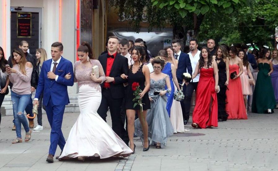 Абитуриентские балы в разгаре