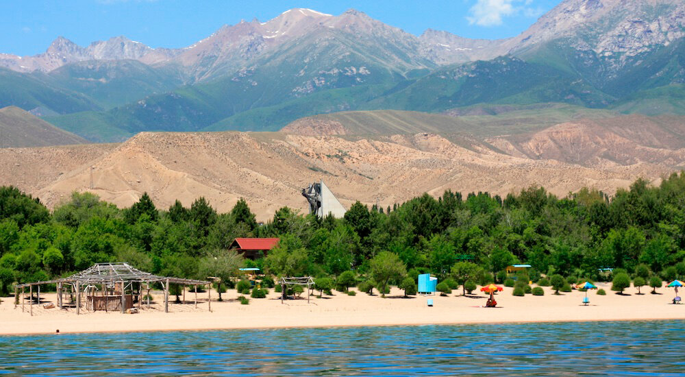 Отдохнуть иссык куле. Узбекистан озеро Иссык-Куль отель. Иссык Куль 2021. Курортная деревенька Иссык Куль.