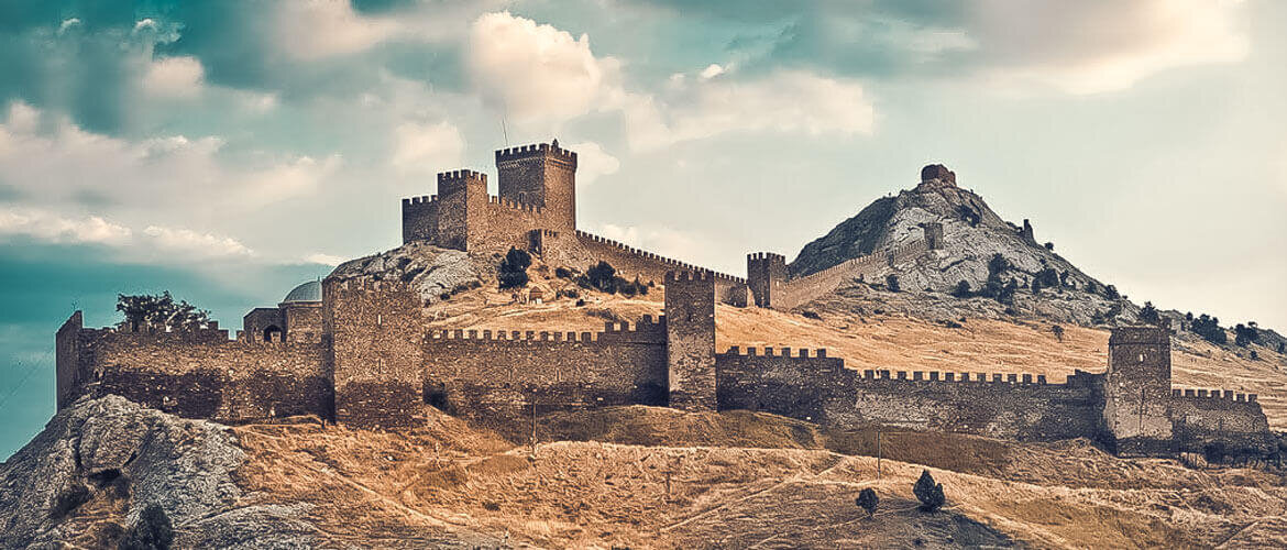 Крепость построена на месте остатков византийских укреплений в 14-15 веках. По тем временам – это была мощная защита порта и города. Строили ее почти 100 лет, а защитники в ней продержались всего неделю. Османы незадолго до осады Судака взяли Кафу. Начальник судакского гарнизона предпочел остаться в живых, спасти своих людей и жителей города и сдаться на выгодных условиях.