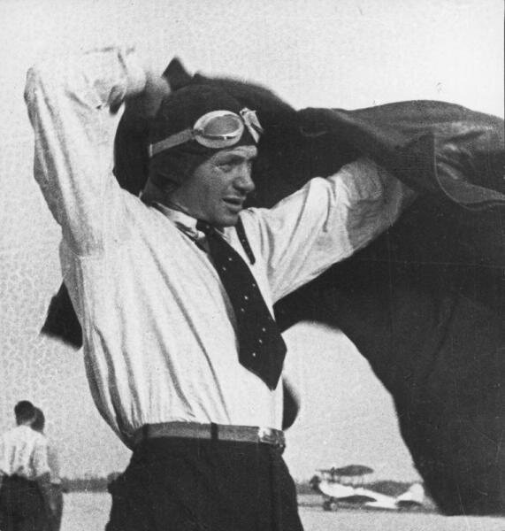 Летчик-испытатель Владимир Коккинаки перед очередным полетом
Иван Шагин, 1930-е. МАММ.