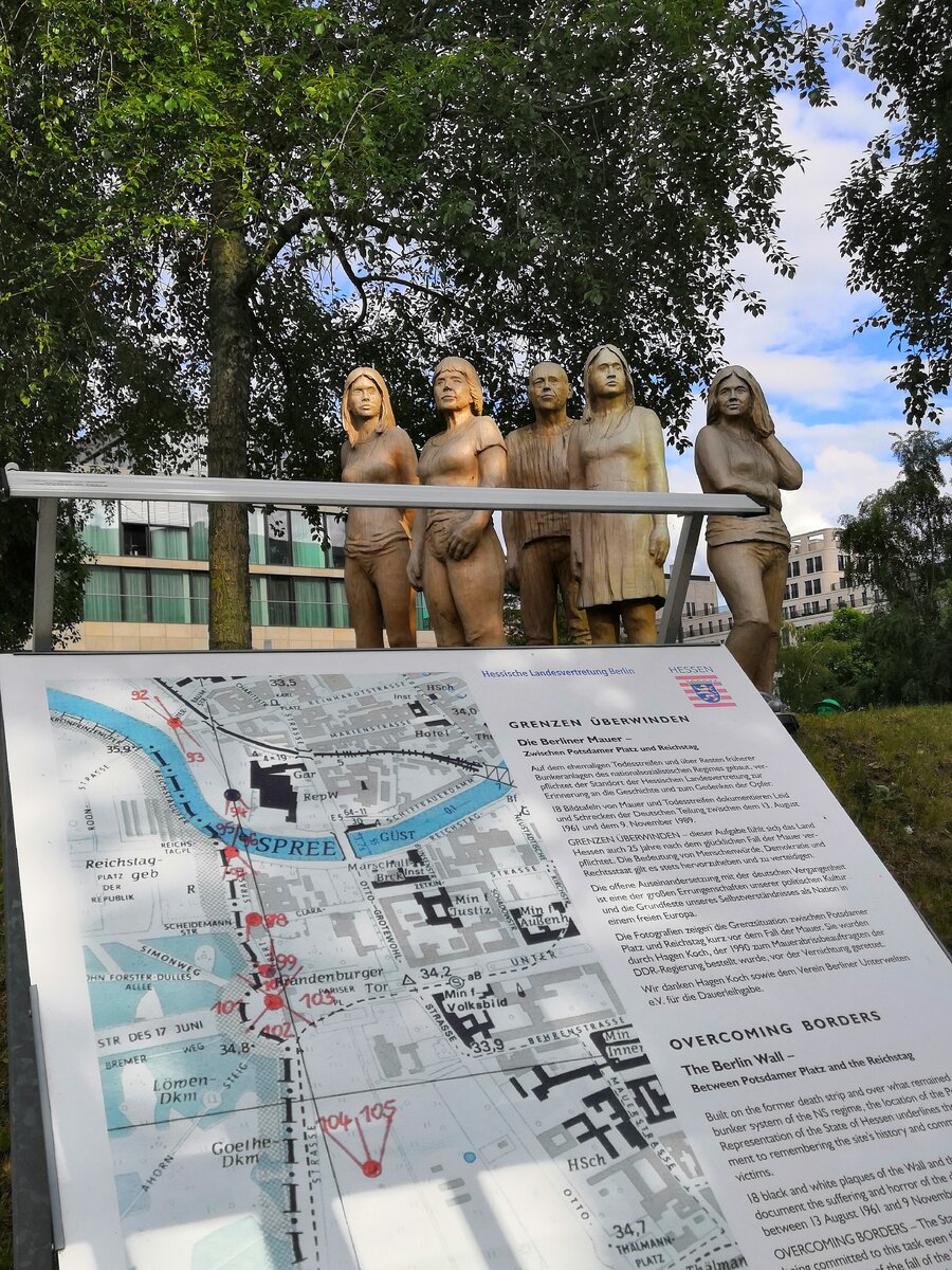 Порой увидеть родных можно было только издалека