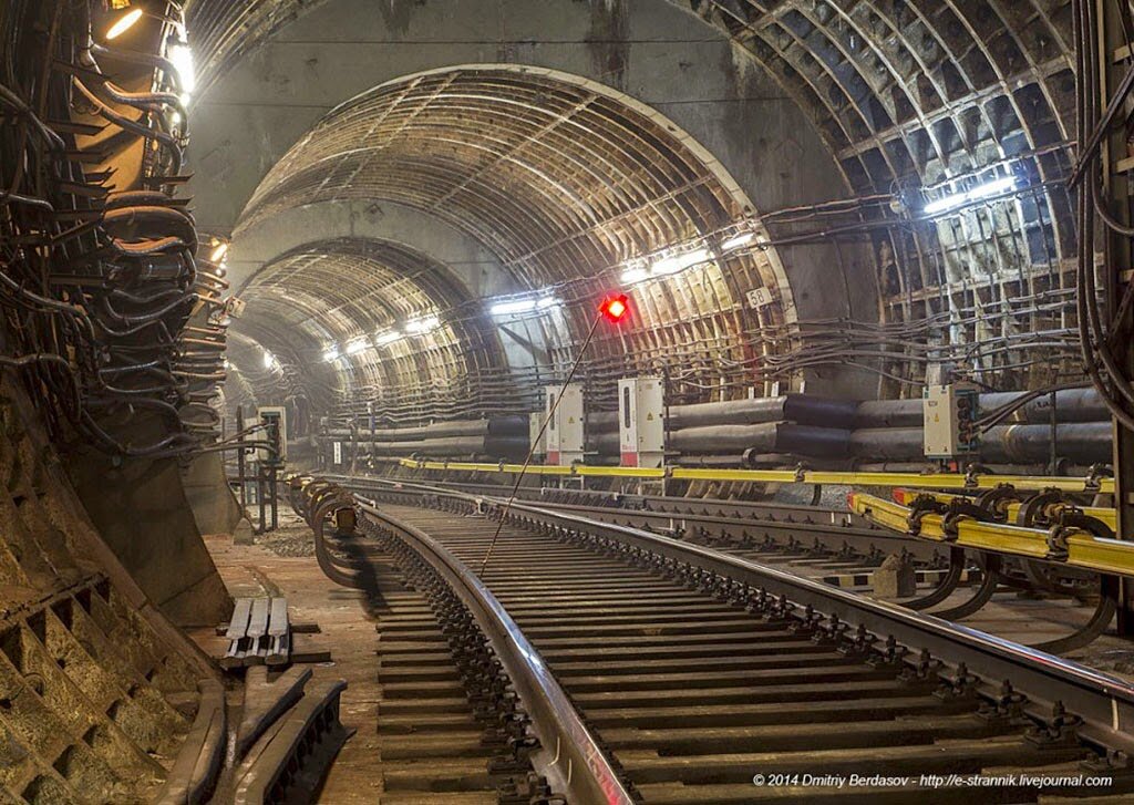 Контактный рельс в метро фото