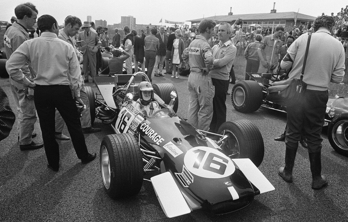 Пирс Каридж за рулём Brabham BT26 - первого болида, купленным Фрэнком Уильямсом для Формулы-1