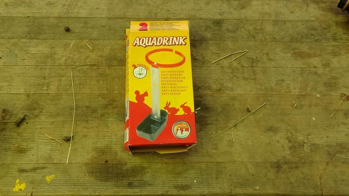 Так выглядит поилка для кроликов,в нее вставляется бутылка.