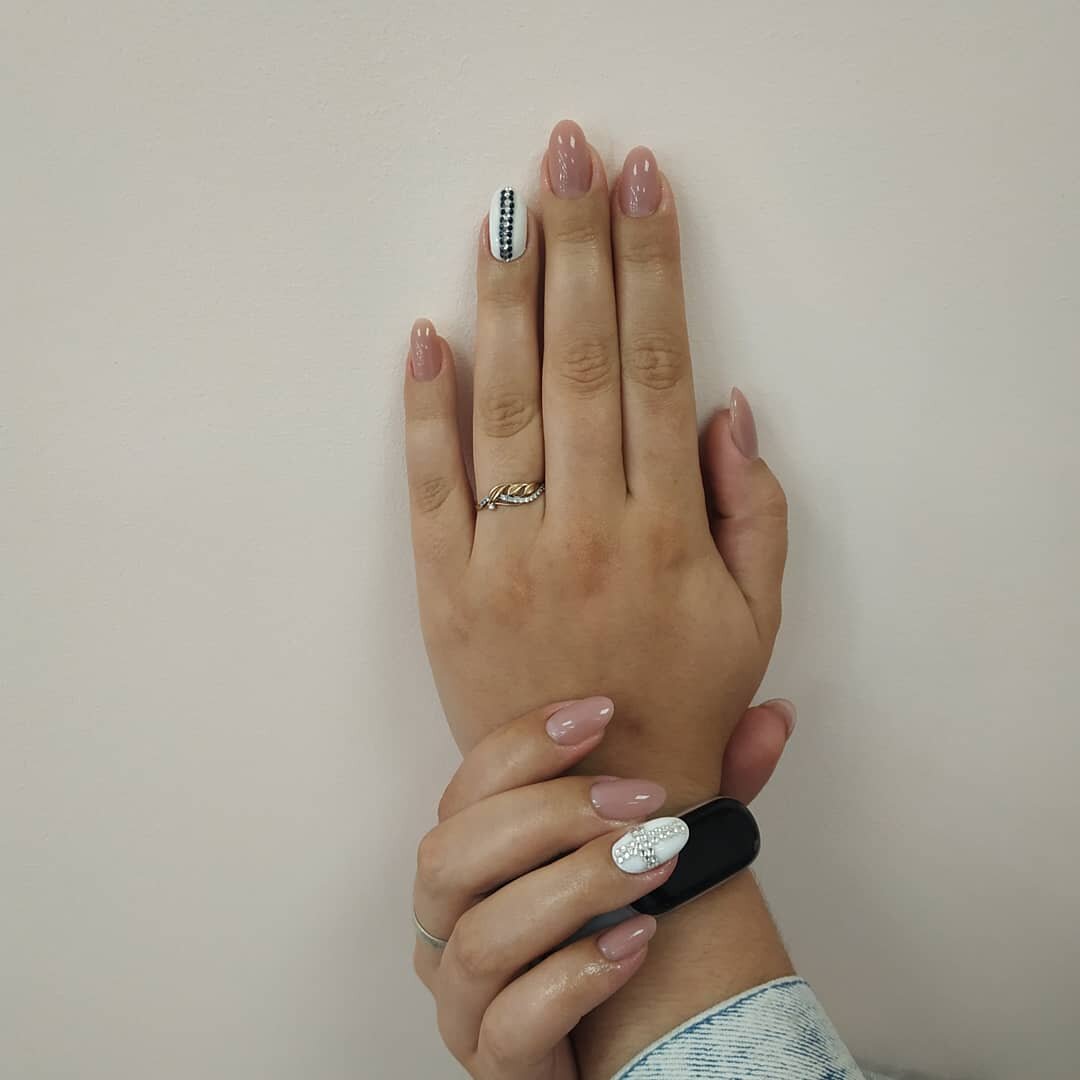 Ну что , реальность маникюрши такова )