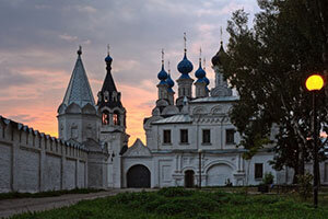 Благовещенский мужской монастырь (ул.Красноармейская 16) более строгий, чем Троицкая обитель. Он основан стараниями Ивана Грозного, переживал годы расцвета и упадка. Старейшее здание – это главный монастырский собор, освященный в честь Благовещения Пресвятой Богородицы. Он датируется 16 веком, высокая постройка отличается от других высоким резным крыльцом. В нем никогда не прерывалась молитва. Главные Святыни — мощи благоверных князей Константина, Михаила и Федора, иконы Преподобному Илье и Св. Петру и Февронии Муромским. Объединяет две обители площадь, называемая Крестьянина или Троицкой. В 2012 году в самом центре был установлен памятник Благоверным супругам. С тех пор зародилась традиция, приезжать к постаменту новоиспеченным супругам и тереть нос кролику, сидящему у ног Угодников Божиих. Он символизирует плодородие семьи. В Муроме два памятника Святым Петру и Февронии. Второй расположен на ул.Ленина 55а у ЗАГСа. Он называется «Союз любви — верный брак». Изображение Святой четы надо признать весьма условно. Ещё один монастырь связан с именем Святых Петра и Февронии — Воскресенский женский монастырь в Июльском переулке,1а ( 55.586338,42.05606). Он был закрыт с 1929 по 1990 годы, в нем располагались спортивные секции. Сейчас он восстанавливается, богослужения проходят в Воскресенском Соборе и Введенской церкви. От Троицкой площади добраться на машине можно по улице Плеханова и затем вдоль Оки, вверх ведет щебенчатая дорожка. 