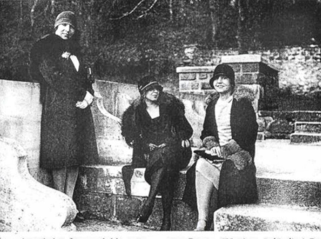 Эмиграция 1920 х годов. Русские эмигранты в Стамбуле 1917. Русские эмигранты в Париже 1920. Русские эмигранты в Турции 1920. Русская эмиграция в Париже 1920.