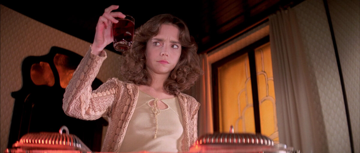 Джессика Харпер. У меня упорно ассоциируется  с Алисой в Стране чудес.