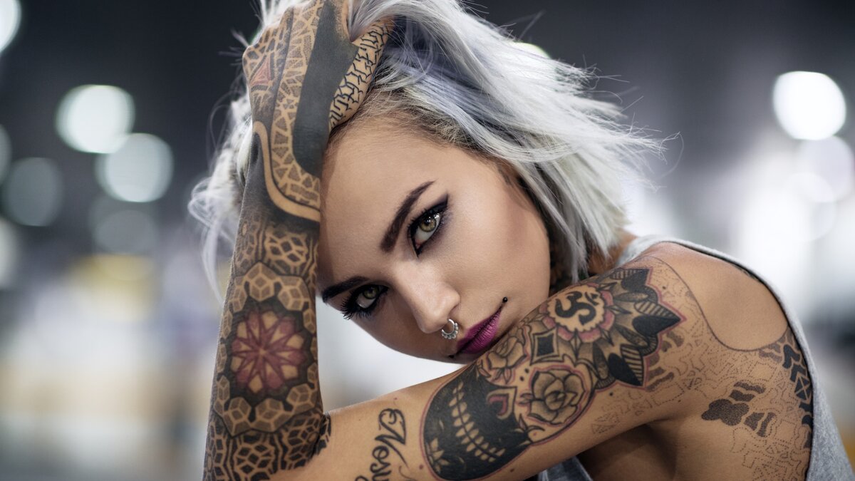 Стоковые фотографии по запросу Девушка с татуировкой