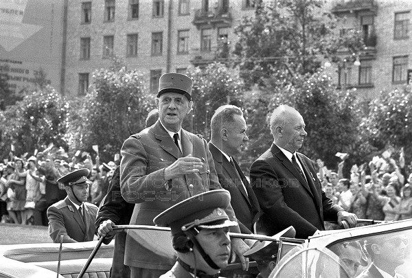 Встреча  де Голля в Москве. 1966 года. Рядом с ним в машине – Председатель Совета министров СССР Алексей Николаевич Косыгин. Фото с сайта: http://fs.photounion.ru:12080/en/catalog/picture/&png=171882&cntvat_pheCntr=26&vqFrnepu=1109680018&cntvat_fgneg=0?picid=fs-UMNOV-05/97/Umn-97-027.jpg&cat=171882&search=