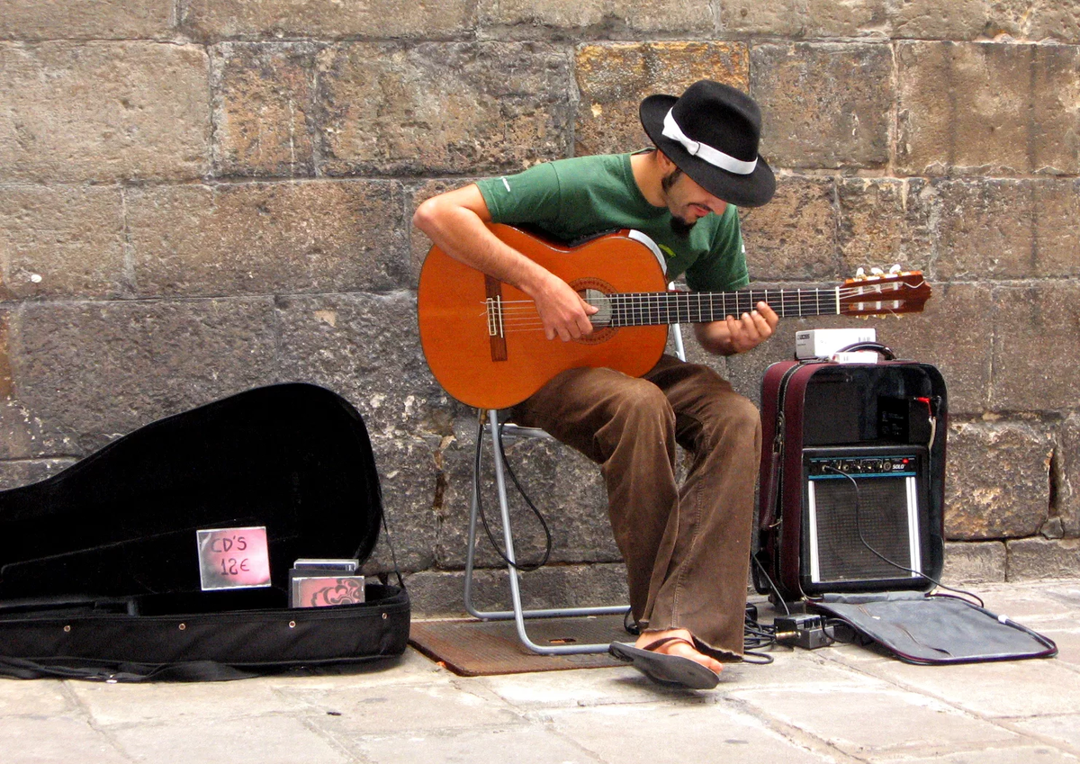 На улице под гитару. Уличный гитарист. Музыканты на улице. Уличные музыканты. Уличный музыкант на гитаре.