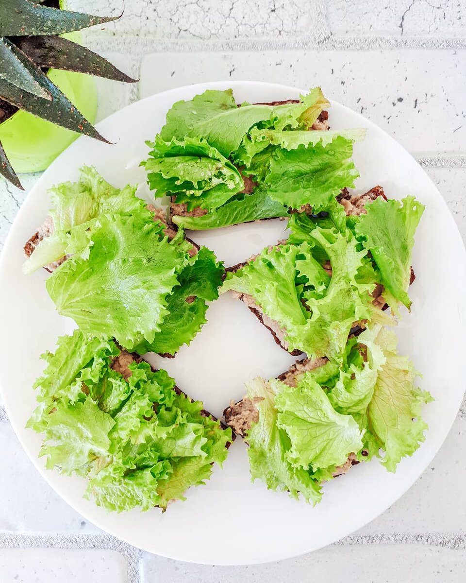 Бутерброды с листьями салата
