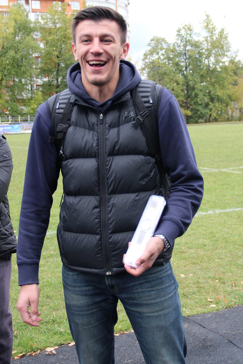 Антон Забелин с призом лучшему игроку первого тура - наручными часами "Swatch"