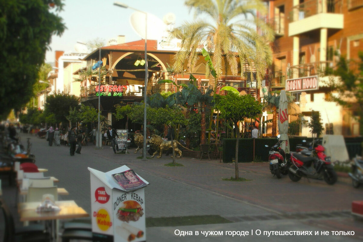 Всевозможные кафе, бары и ресторанчики готовы принять посетителей вплоть до утра