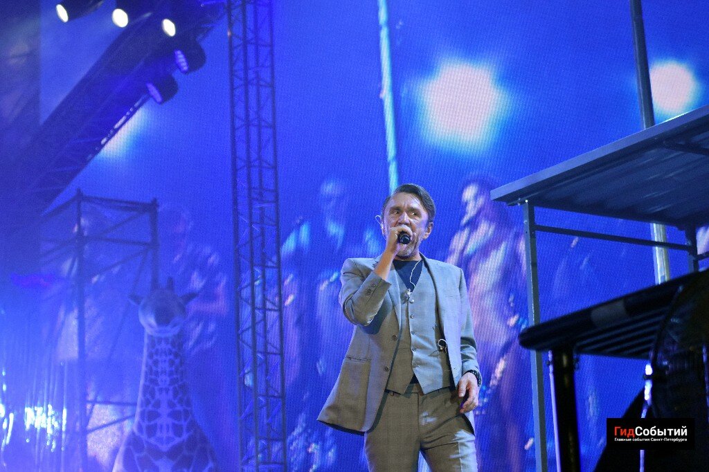 Фотографии с концерта: https://gidsobitiy.ru/obzor/2011-finalnyy-koncert-gruppirovki-leningrad.html